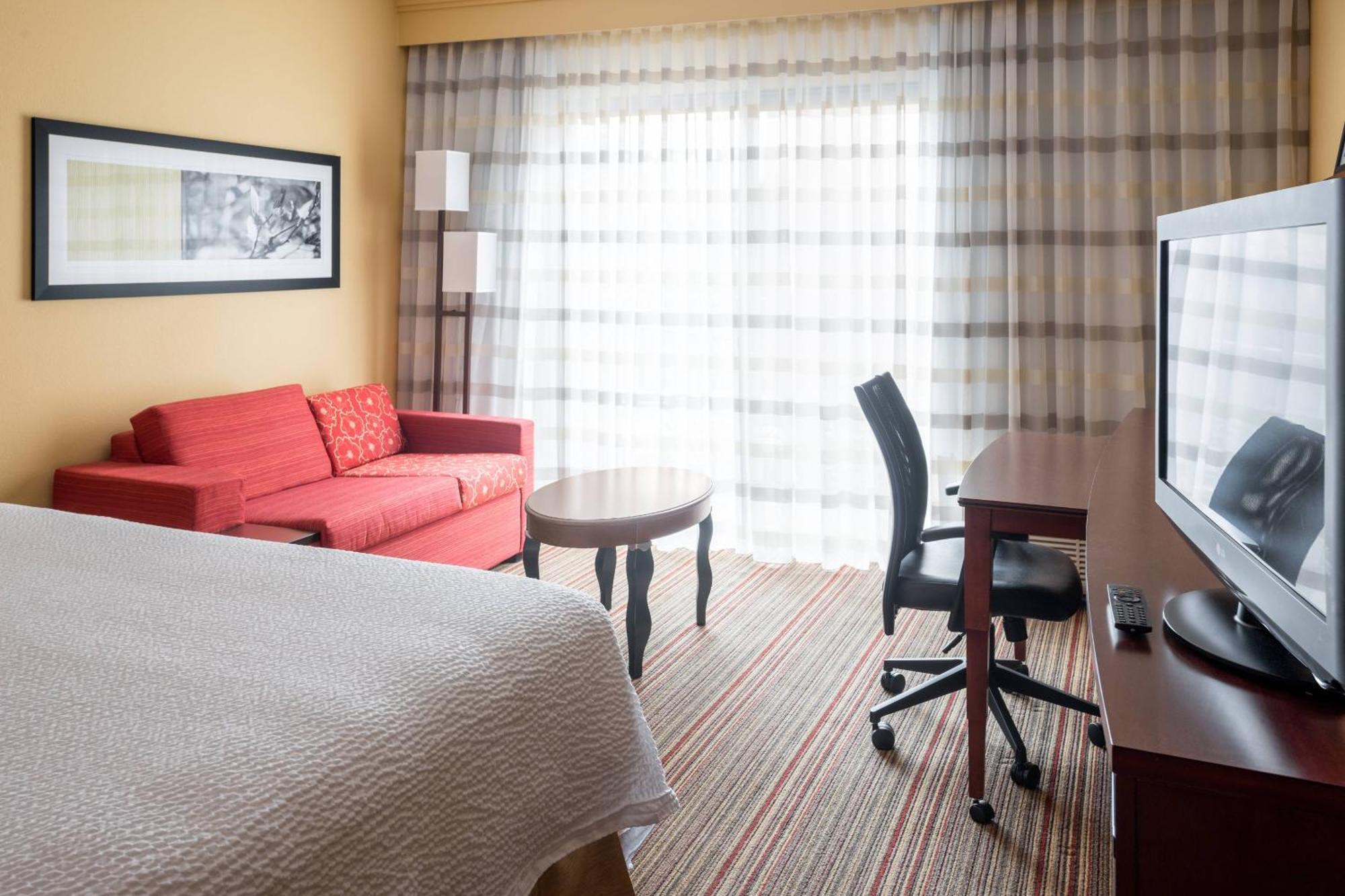 Courtyard By Marriott Airport
