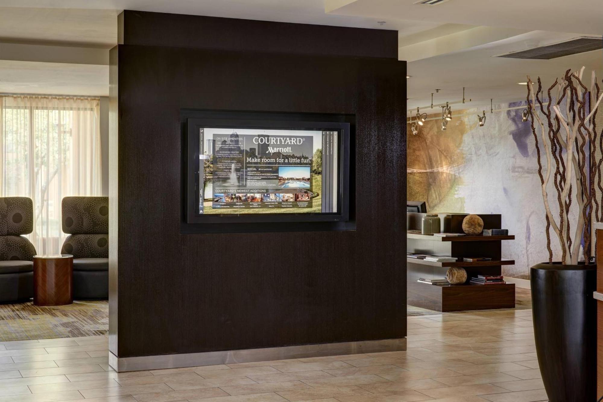 Hotel Courtyard By Marriott Airport