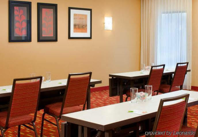 Courtyard By Marriott Airport Indianápolis