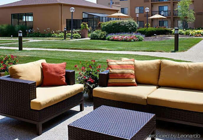 Courtyard By Marriott Airport